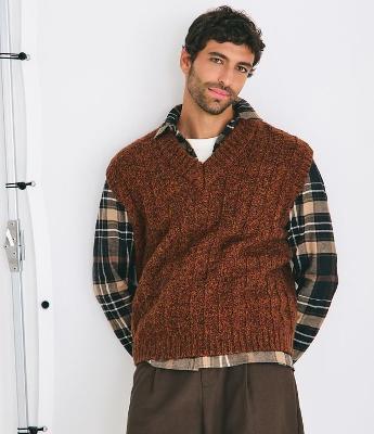 Colete em Tricô Pesado com Gola V e Textura