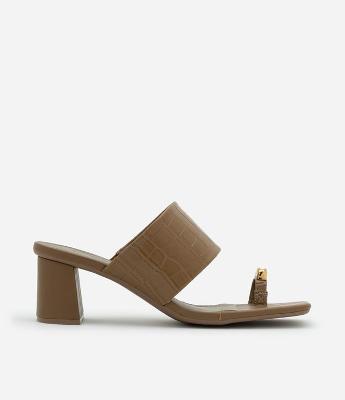 Sandália com Cabedal Croco e Dedeira com Detalhe de Metal