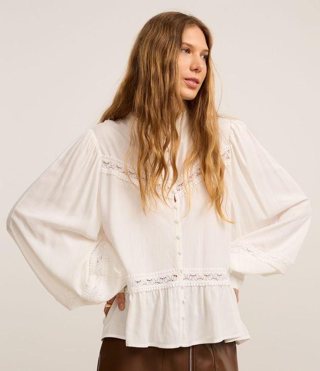 Camisa em Cambraia com Gola Padre e Rendas nos Recortes - 2