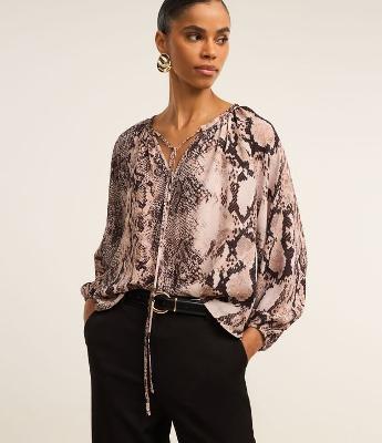 Blusa Bata em Crepe com Amarração e Estampa Animal Print Cobra