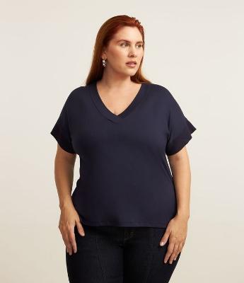 Blusa em Crepe com Decote V Curve & Plus Size