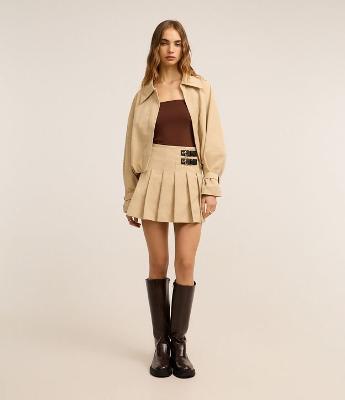 Saia Evasê Curta em Alfaiataria com Cintinhos e Fivela na Lateral