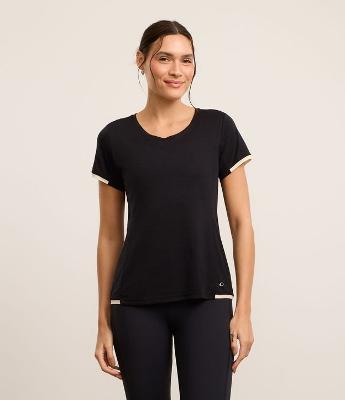 Camiseta Esportiva em Microfibra com Detalhe de Recortes Contrastantes