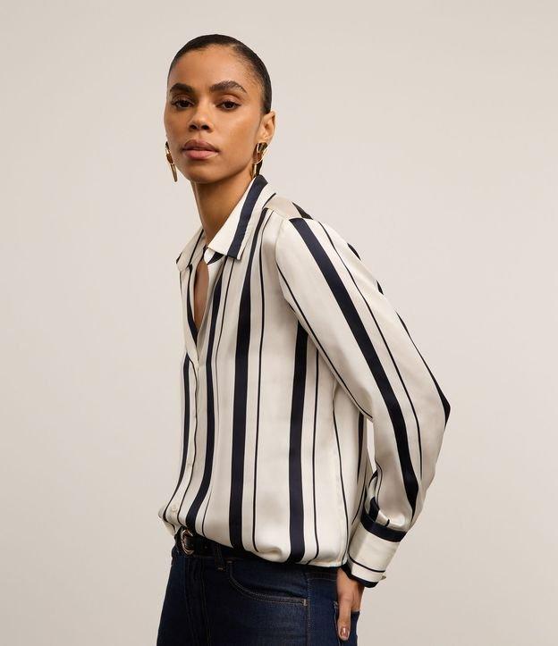 Camisa Acetinada com Listras e Vista com Botões - 1