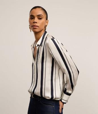 Camisa Acetinada com Listras e Vista com Botões
