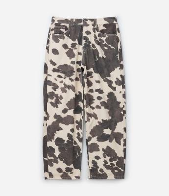 Calça Supper Baggy em Sarja com Estampa Animal Print de Vaquinha