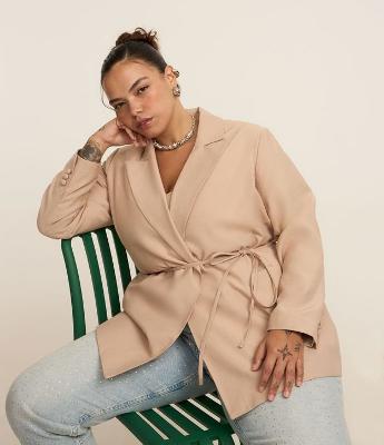 Blazer Alfaiataria com Amarração na Cintura Curve & Plus Size