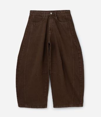 Calça Barrel em Sarja com Recorte Lateral e Pences nos Joelhos