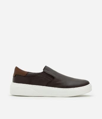 Tênis Slip On em Couro com Recortes