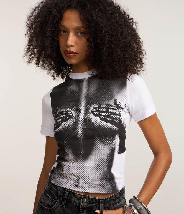 Blusa Baby Look em Algodão com Estampa Corpo - 2