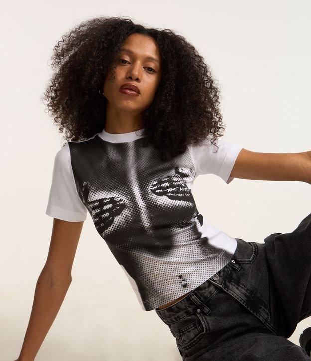 Blusa Baby Look em Algodão com Estampa Corpo - 3