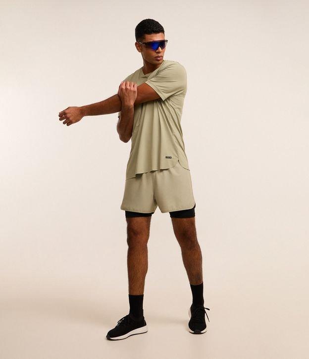 Bermuda Esportiva com Short de Compressão e Detalhe Refletivo - 2