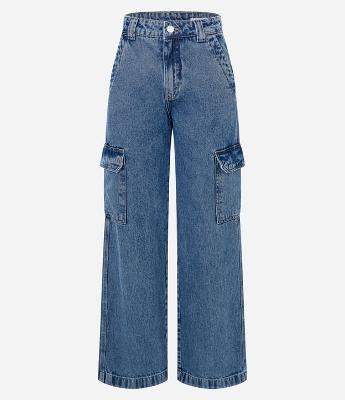 Calça Reta Comfort em Jeans com Bolsos Cargo