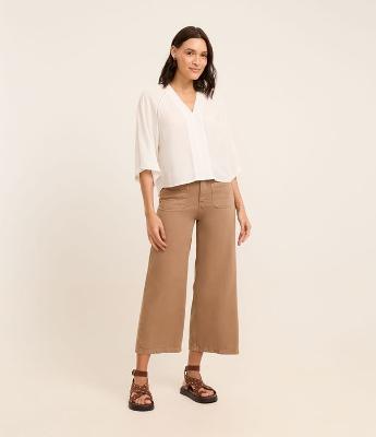 Calça Cropped em Sarja com Bolsos Carpinteiro