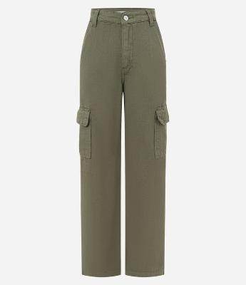 Calça Reta Comfort em Sarja com Bolsos Cargo