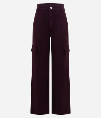 Calça Reta Comfort em Sarja com Cintura alta e Bolsos Cargo