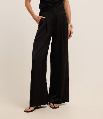 Calça Wide Leg Alfaiataria em Cetim com Bolsos Faca e Pregas