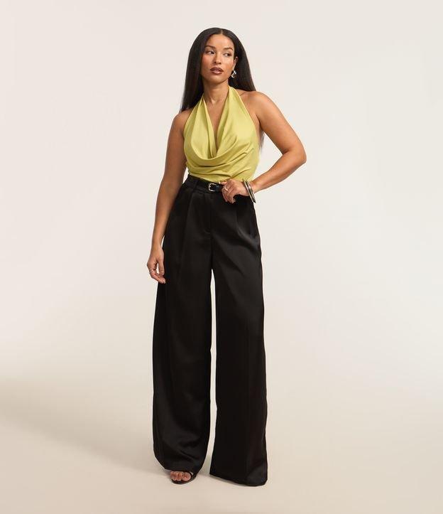 Calça Pantalona em Alfaiataria com Cinto e Pregas Frontais - 2