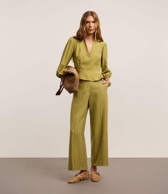 Calça Reta Texturizada em Crepe com Bolsos e Frisos