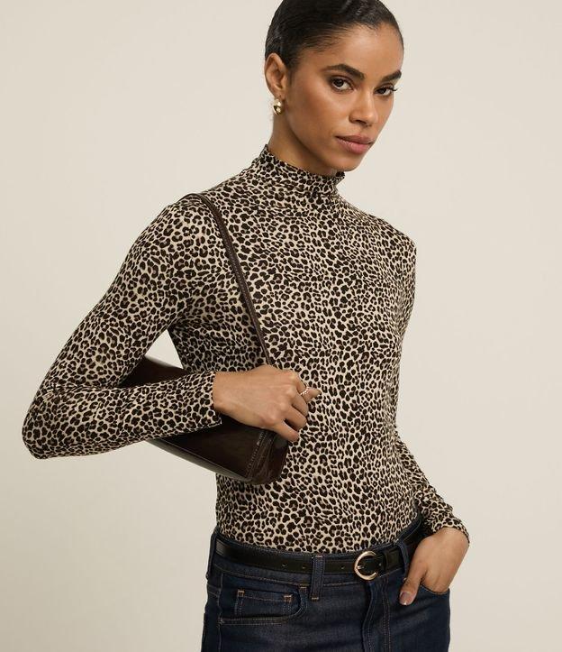 Blusa em Viscose com Gola Alta e Estampa Onça - 2