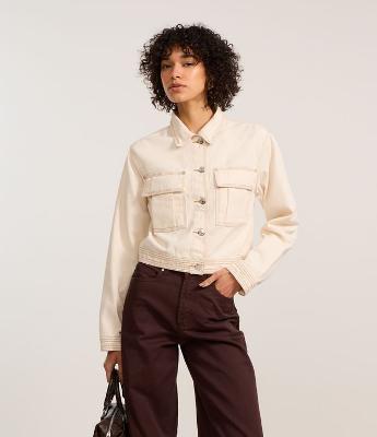 Jaqueta em Sarja com Bolsos e Pespontos Contrastantes