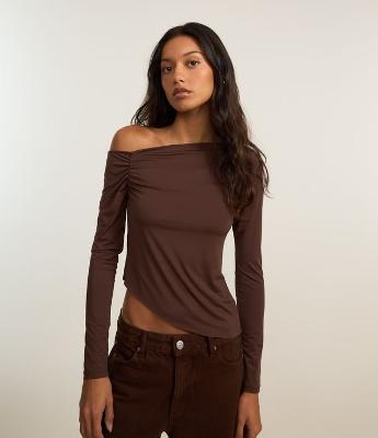 Blusa em Microfibra com Decote Assimétrico e Drapeado na Cava