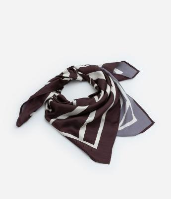 Lenço Retangular em Cetim com Estampa de Folhagem Bicolor