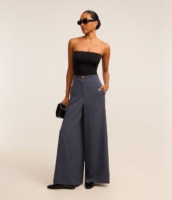 Calça Pantalona Alfaiataria com Cinto e Fivela de Metal