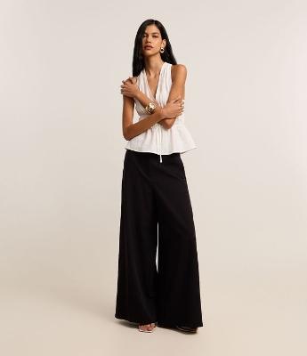 Calça Pantalona Alfaiataria com Cinto e Fivela de Metal