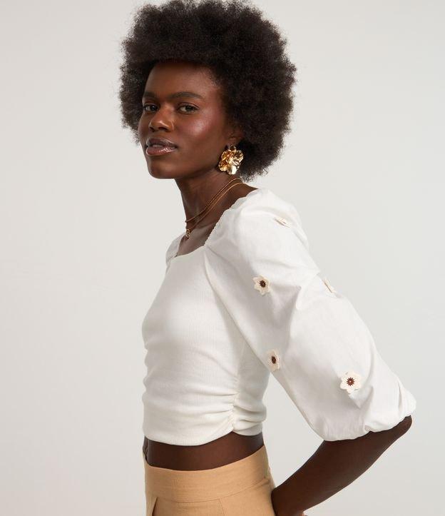 Blusa Cropped em Ribana com Margaridas 3D na Manga - 2
