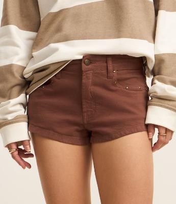 Short Curto em Sarja com Tachinhas Aplicadas no Bolso