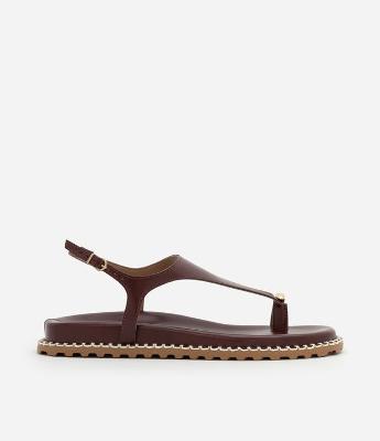 Sandália Rasteira com Dedeira e Detalhe Bold