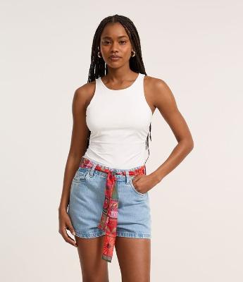 Short Slim em Jeans com Lenço Estampado