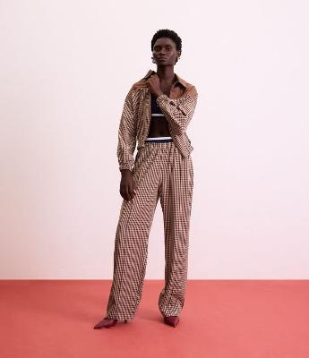 Calça Reta em Alfaiataria Xadrez e Detalhe Contrastante na lateral