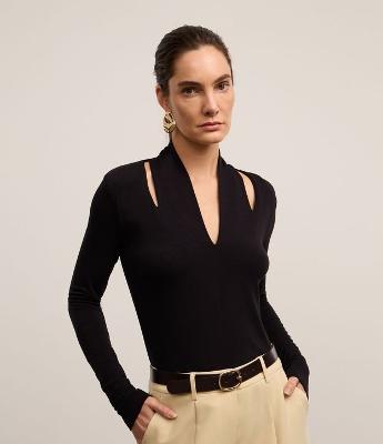 Blusa em Viscose com Decote V e Vazado no Ombro