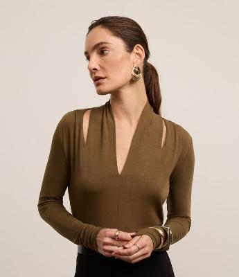 Blusa em Viscose com Decote V e Vazado no Ombro