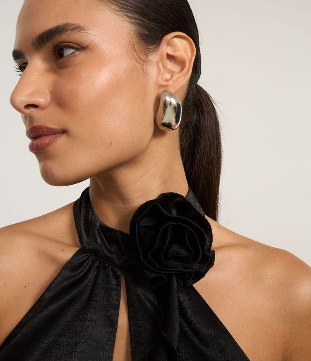 Blusa Curta Acetinada com Flor Aplicada no Decote - 1