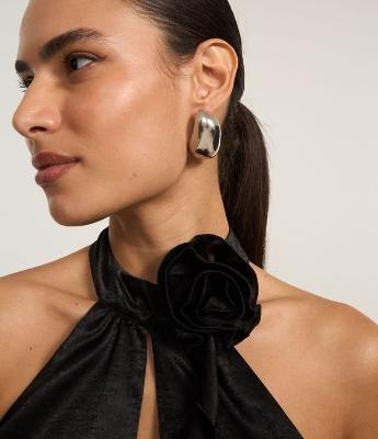 Blusa Curta Acetinada com Flor Aplicada no Decote