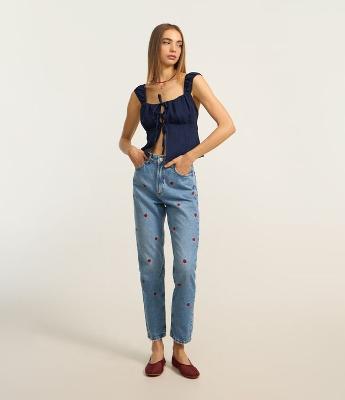 Calça Mom Jeans com Bordados de Moranguinhos