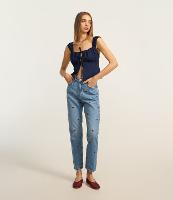 Calça Mom Jeans com Bordados de Moranguinhos - 1