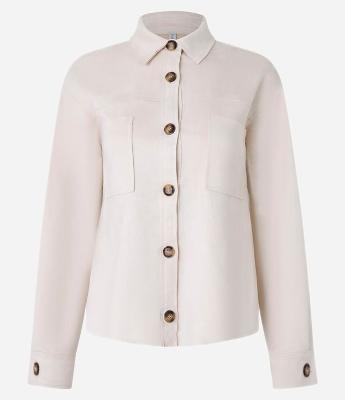 Camisa em Suede com Bolsos e Botões Contrastantes