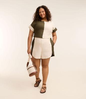 Bermuda em Tela Bicolor com Botão Forrado Curve & Plus Size