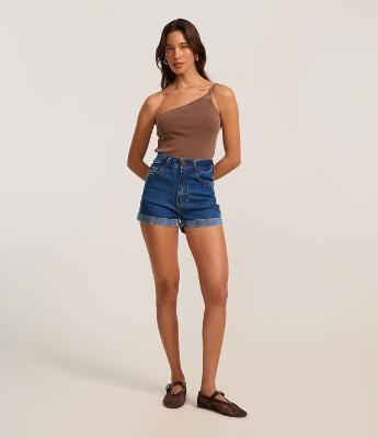 Short Hot Pants em Jeans com Cintura Alta e Barra Dobrada