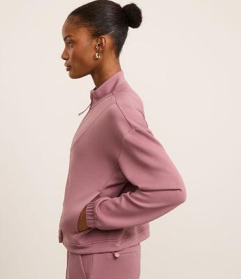 Jaqueta Esportiva em Viscose com Gola Alta e Ajuste na Barra