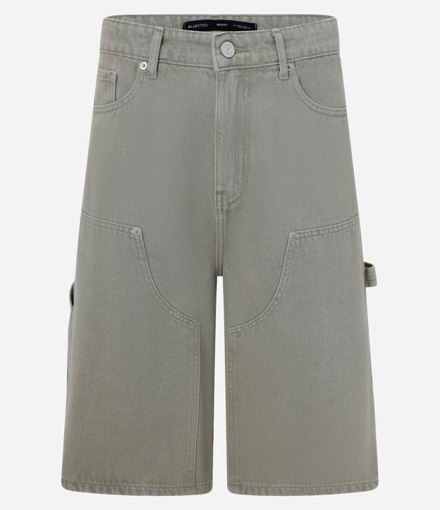 Bermuda Baggy Relaxed em Sarja Lavada com Bolso Carpinteiro - 1