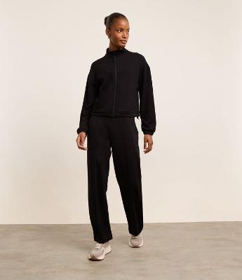 Calça Reta Esportiva com Frisos Frontais e Cós Largo