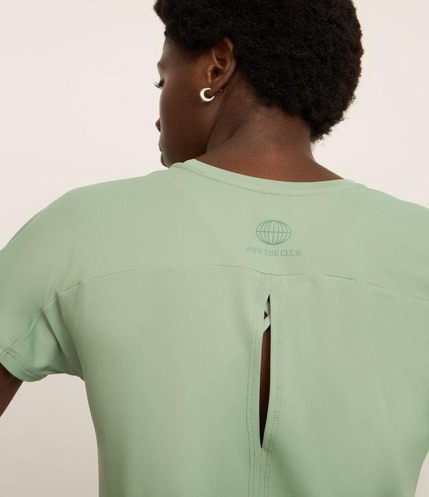 Camiseta Esportiva em Microfibra com Abertura nas Costas e Pala no Ombro - 2