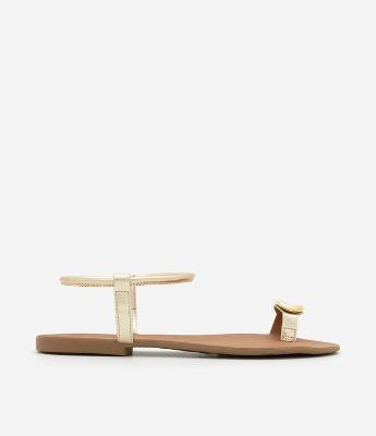 Sandália Rasteira com Dedeira e Detalhe Bold