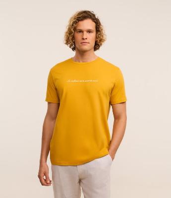 Camiseta Comfort em Algodão com Estampa Lettering e Decote Canoa