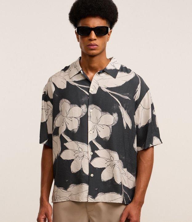Camisa Boxy em Viscose Com Estampa Floral Texturizada - 1